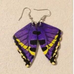 NWT Beautifully Detailed and Colorful Butterfly Wings Pierced Dangle Earrings!